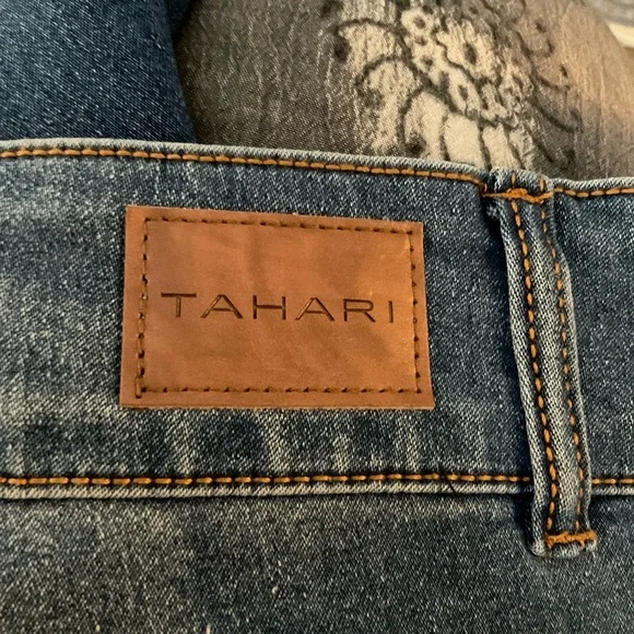Tahari Women’s CapriJeans. Size 24 Measurements in Comments - Picture 7 of 13